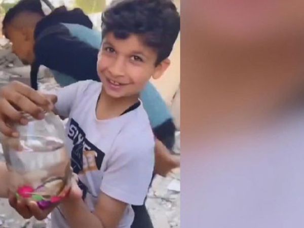 Gazze’de Enkazdan Balıkları Kurtaran Çocukların Sevinci Duygulandırdı
