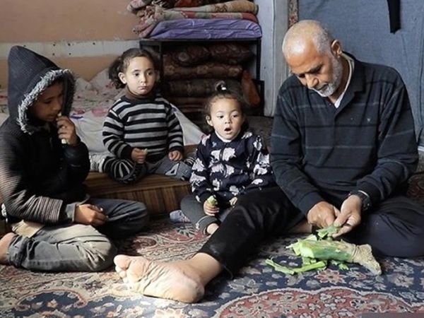 Gazzeli Baba, çocuklarıyla eğlenceli şarkılarla savaştan etkilenen çocuklara umut oluyor