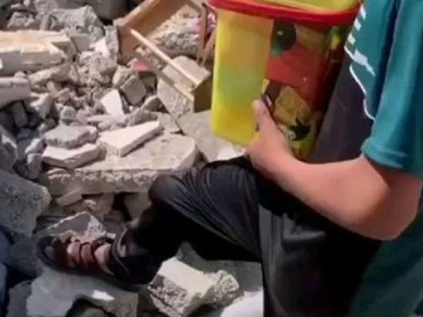 Gazzeli Çocuğun Enkaz İçinde Görüntüleri Yürekleri Yaktı