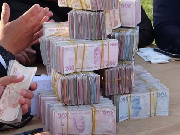 Gelin ve damadı görenler şok oldu! Son zamanların en çok takı takılan düğünü