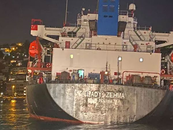 Gemi karaya oturdu, İstanbul Boğazı trafiğe kapandı! Ekipler seferber oldu