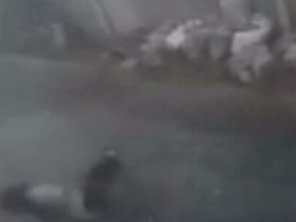 Genç Kız Arkadaşlarıyla Konuşurken Camdan Düştü