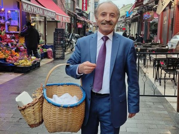 Görenler bankacı sanıyor, mesleğini öğrenenler şaşırıyor: Takım elbiseli simitçinin aylık kazancı 25 bin TL!