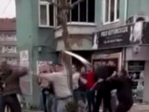 Görenler Çığlık Çığlığa Kaldı: Kavganın Ortasına Zülfikar Kılıcıyla Saldırdı!