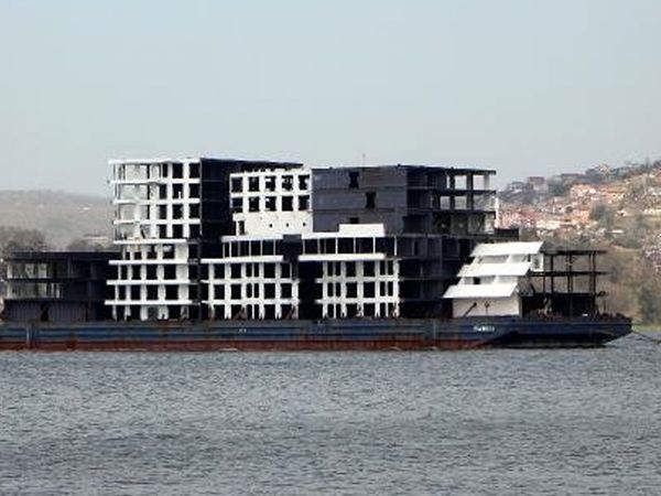 Görenler inanamadı: İstanbul Boğazı'ndan resmen apartman geçti!