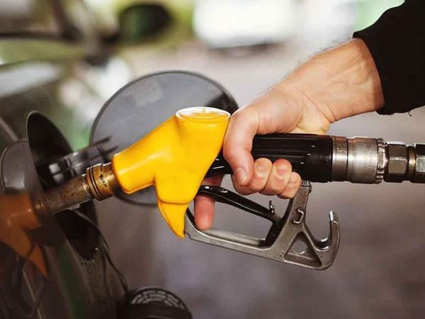 Güncel zamlı benzin fiyatları ne kadar oldu? Otomobil sahiplerine bir kötü haber daha: 23 lira sınırına dayandı!