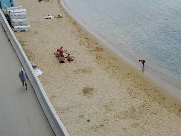 Güneşli Havaya Dayanamayanlar Caddebostan'da Deniz Salyalarına Aldırış Etmeden Yüzdüler