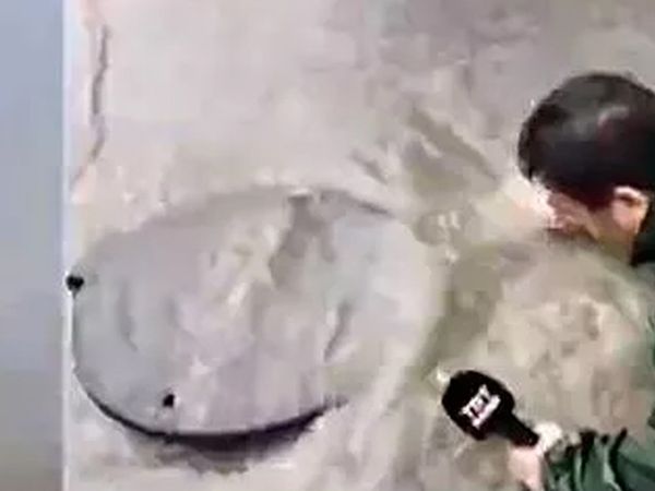 Haber sunan muhabir neye uğradığını şaşırdı! Canlı yayında rögarın içine düştü