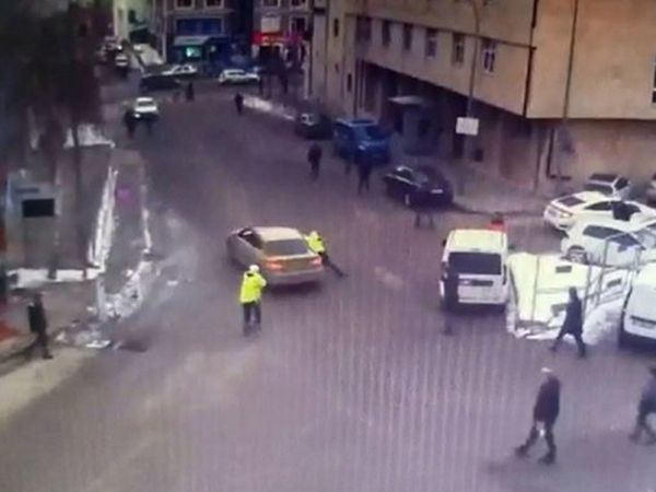 Hacizli Olan Aracın Sürücüsü Polisi Metrelerce Sürükledi! O Anlar Saniye Saniye Kaydedildi