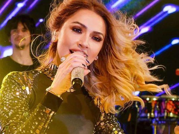 Hadise Sevgilisine Sahneden Öpücükler Gönderdi