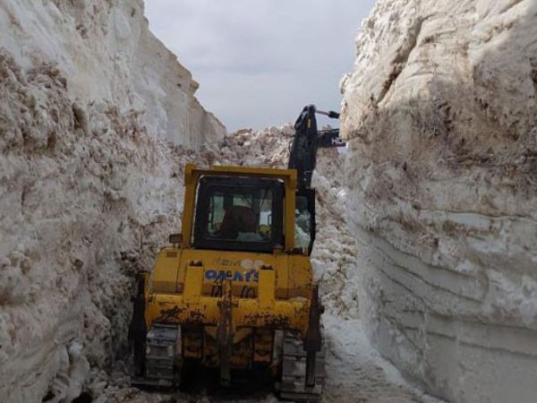 Hakkari'de Askeri Üs Bölgesinde 8 Metrelik Kar Temizleniyor