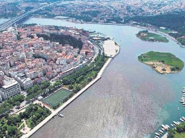 Haliç'te meydana gelen görüntü vatandaşları endişelendiriyor! Adeta çamura büründü!