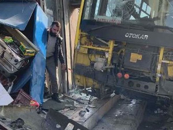 Halk Otobüsü Büfeye Daldı!