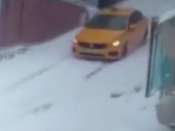 Hareket Eden Araçtan Atladı