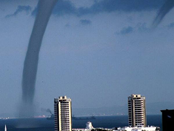 Hatay’da Korku Dolu Anlar! Deniz Üstünde Hortum Oluştu