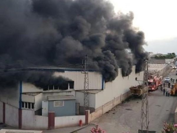 Hatay'da korkutan depo yangını! Gökyüzü siyaha büründü!