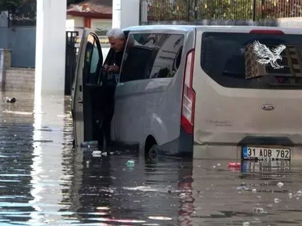 Hatay'da sel felaketi! Deprem bölgesinde çok sayıda ev ve iş yeri sular altında kaldı