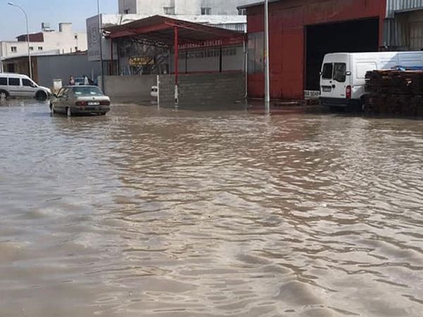 Hatay'da Şiddetli Sağanak: Yollar Göle Döndü!