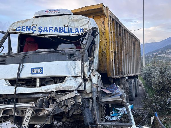 Hatay'da tır ile kamyon çarpıştı: 3 kişi yaralandı