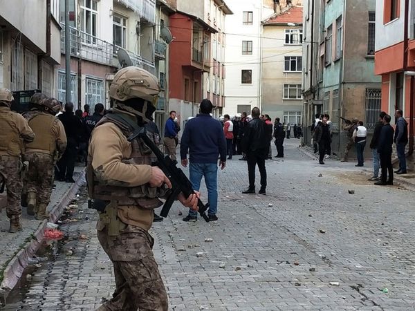 Havaya rastgele ateş saçtı! Özel Harekat polisi kıskıvrak yakaladı