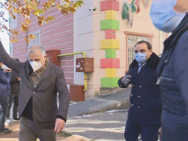 HDP'li Milletvekili Evlat Nöbeti Tutan Ailelere Zafer İşareti Yaptı