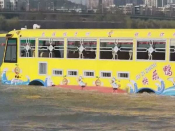 Hem Suda Hem de Karada Giden Otobüs Dikkatleri Topladı