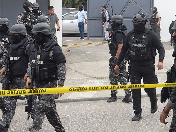Herkesi korkutan canlı yayın baskını! Spikerin cebine dinamit koydular