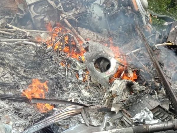 Hindistan'da Genelkurmay Başkanı'nı Taşıyan Helikopter Düştü!