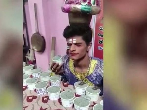 Hindu Sanatçının Kirpikleriyle Bin Bıçak Taşıdığı Anlar