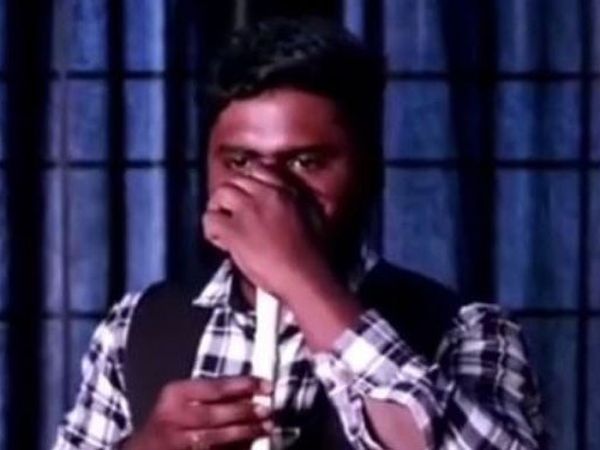 Hint Müzisyen Burnuyla Mızıka Çalarken Beatbox Yapıyor