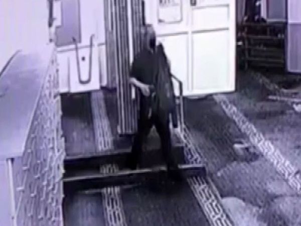 Hırsız pes dedirtti! Beğenmediği ayakkabıyı diğeriyle değiştirdi