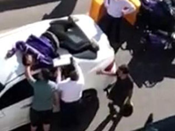 Hız Yapan Motokurye Otomobilin Tavanına Uçtu