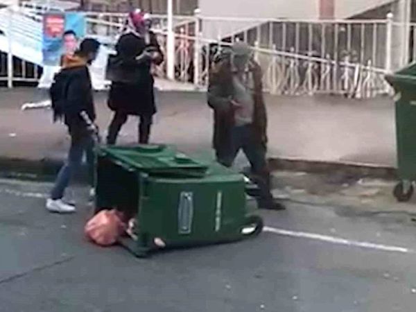 Husumetli 2 aile, sokak ortasında bıçak ve silahlarla bir birine girdi!
