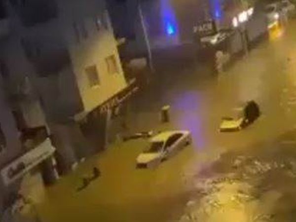 İzmir'de Felaket! Araçlar Suya Gömüldü