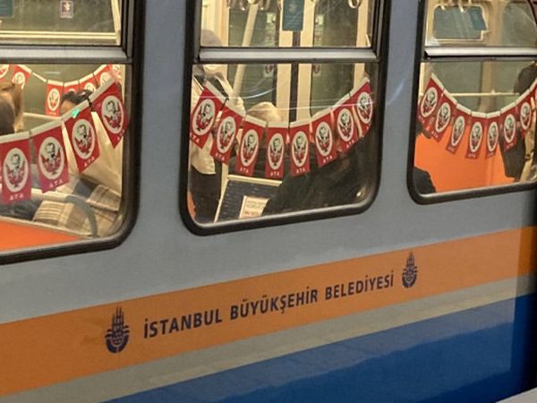 İBB'nin Metroları Bayrakla Süslemesinin Maliyeti Belli Oldu