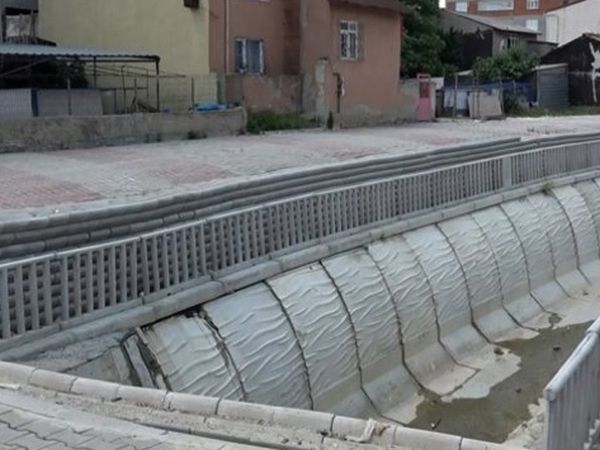 İBB'nin Yol Rezilliği: Koruma Demirleri Yol Kenarı Yerine Derenin İçinde Kalan Kısma Koyuldu