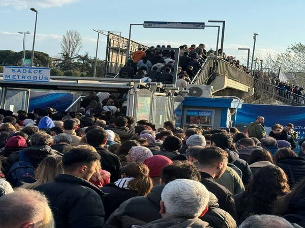 İETT krizinde son dakika! Metrobüs bozuldu, yüzlerce kişi mağdur oldu: İşte o anlar…