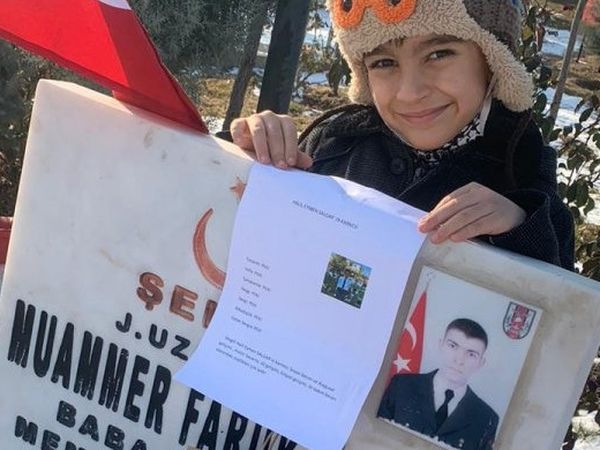İlk Karnesini Alan Halil Eymen Hakkari'de Şehit Düşen Babasını Ziyarete Gitti