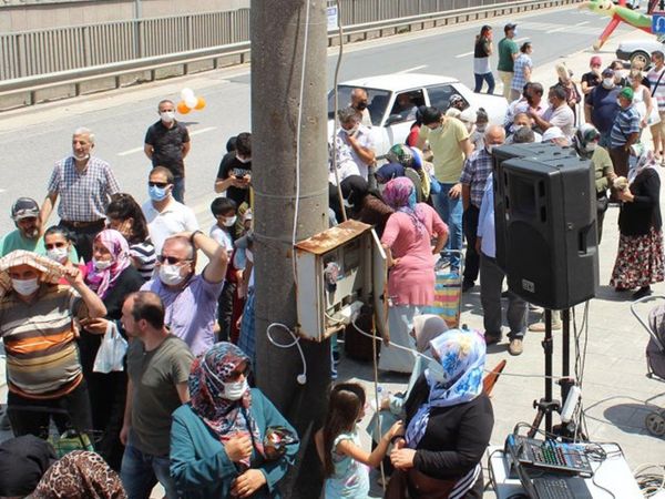 İndirim Koronavirüsü Unutturdu! Kocaeli’de Market Alışverişinde Sosyal Mesafesiz Kuyruk Oluştu