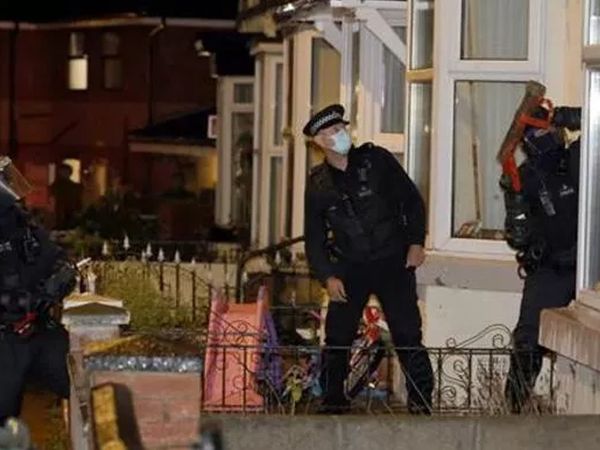 İngiltere Başbakanı Johnson Polis Kılığına Girdi! Uyuşturucu ile Mücadeleye Katıldı