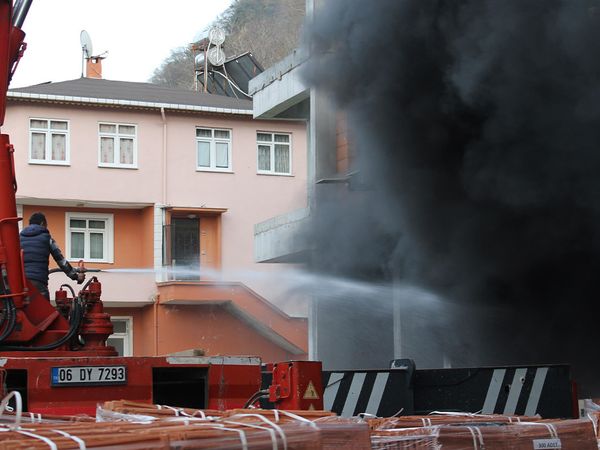 İnşaat halindeki binada korkutan yangın