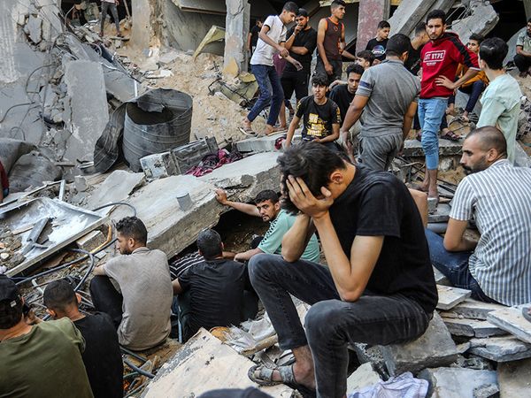 İşgalci İsrail'in acımasızlığı bitmiyor: Gazze'deki ambulansları vurdular