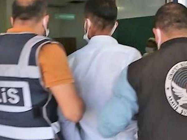 İspanya'da çöp kutusunun yanında sevişen çift