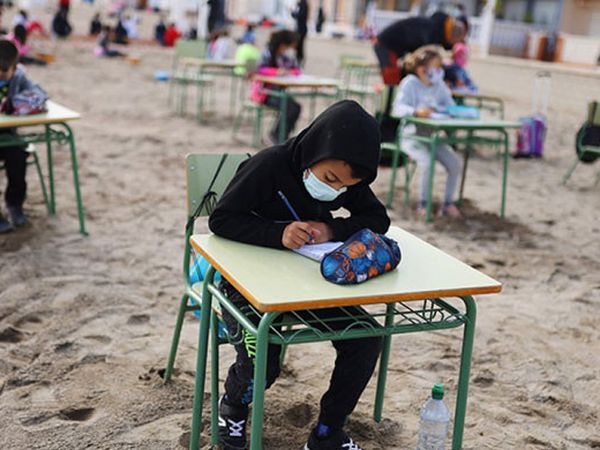İspanya'da Yüz Yüze Eğitime Engel Yok! Öğrenciler, Plajda Ders Yaptı