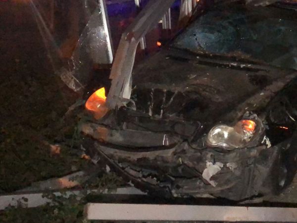 Isparta’da Dehşet Dolu Anlar: Otomobil Otobüs Durağına Daldı