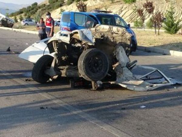 Isparta'da Korkutan Kaza Minibüs İkiye Bölündü! O Anlar Kameraya Yansıdı