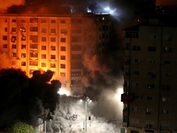 İsrail, Gazze'de Sivillerin Yaşadığı Binayı Vurdu