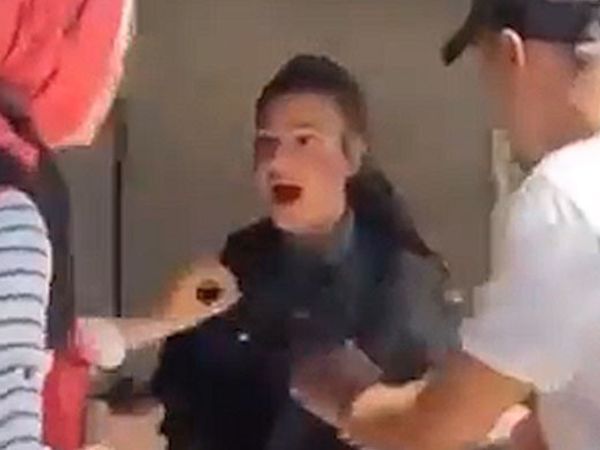 İsrail Polisi Filistinli Fotoğrafçıya Saldırıp Başörtüsünü Çıkardı