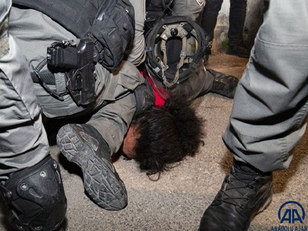 İsrail Polisinden Filistinli Gence Acımasız Gözaltı