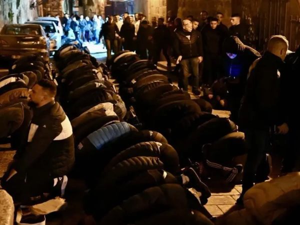 İsrail polisinden Mescid-i Aksa'da Filistinlilere müdahale: Ramazanın ilk teravihi engellendi!